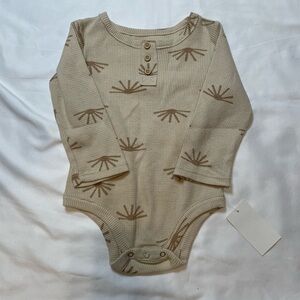 🐶🐶🐶NWT Boys Grayson Collective size 12 months cream onesie🐶🐶🐶